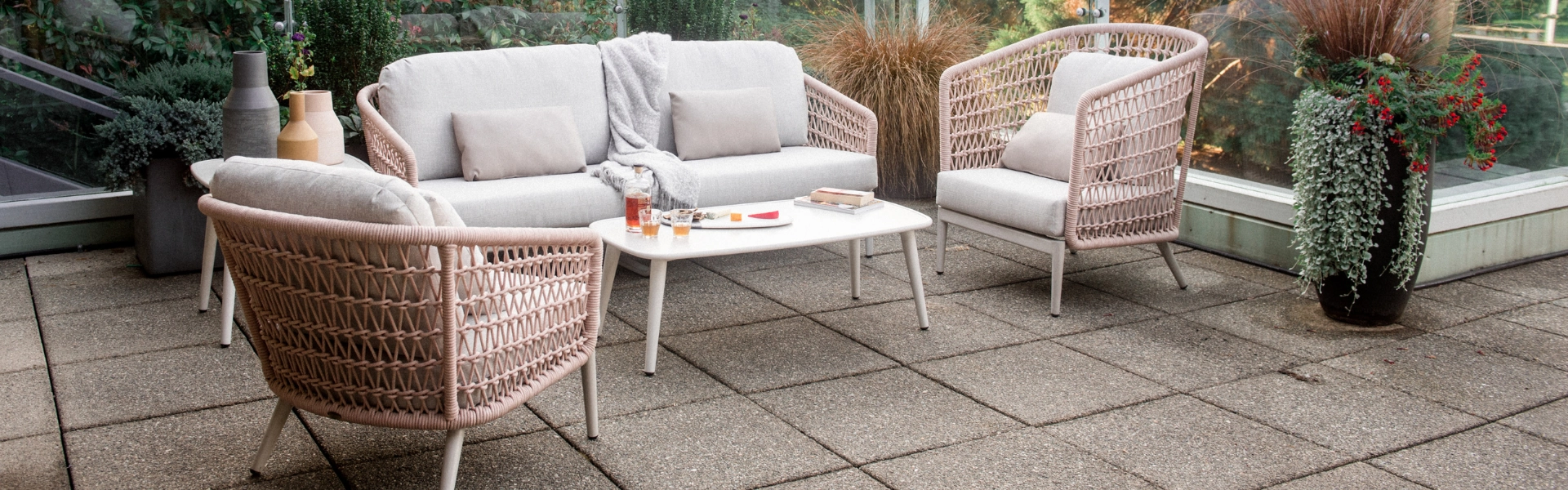 ratana ponciana slider desktop 01